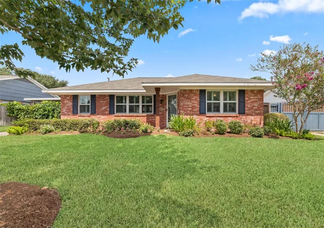 Single family home for sale at 2127 Lazybrook Dr, Houston, TX 77008 | MLS# 28788718