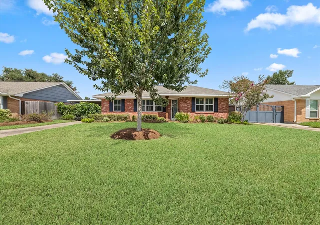 Photo 1 of Single family home for sale at 2127 Lazybrook Dr, Houston, TX 77008 | MLS# 28788718 | Listing updated on 2026-09-18