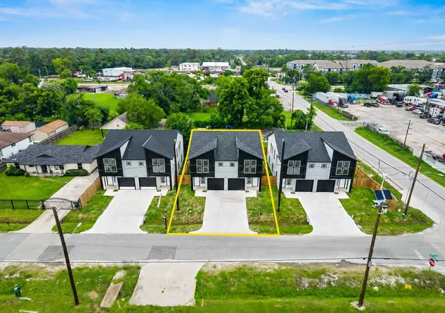 Listing Photo 4 - Condo for sale in building located at 8445 Furray Rd, Houston, TX 77028 - Unit #A/B