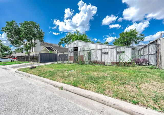 Photo 2 of Single family home for sale at 3901 Billingsley St #1, Houston, TX 77009 | MLS# 92939161 | Listing updated on 2026-09-16