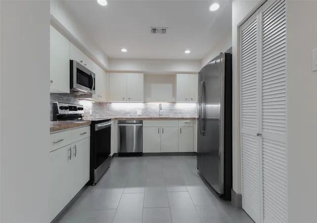 Photo 4 of Condo for sale at 14 Greenway Plz #23M, Houston, TX 77046 | MLS# 71560815 | Listing updated on 2026-09-23