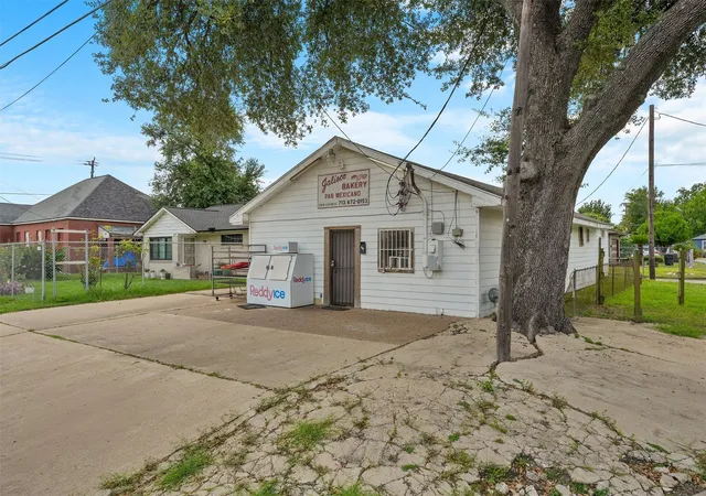 Photo 3 of Single family home for sale at 2915 Kashmere St, Houston, TX 77026 | MLS# 25997231 | Listing updated on 2026-09-02