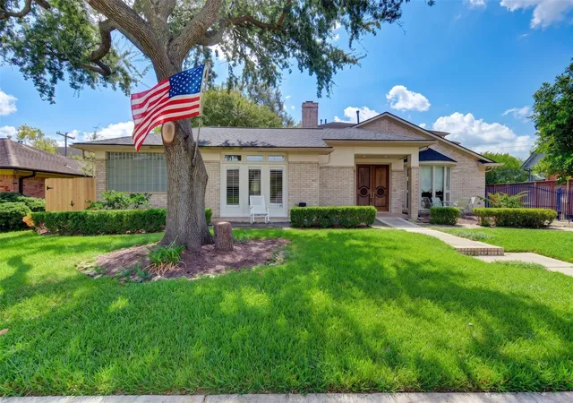 Photo 1 of Single family home for sale at 4967 Dumfries Dr, Houston, TX 77096 | MLS# 14966373 | Listing updated on 2026-10-04