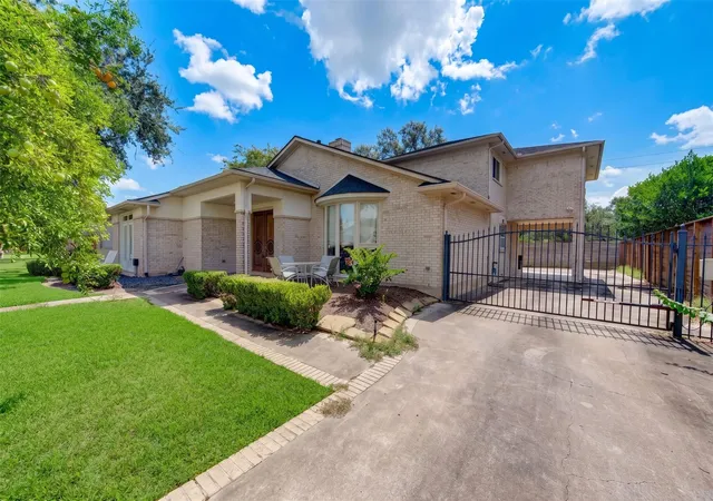 Photo 2 of Single family home for sale at 4967 Dumfries Dr, Houston, TX 77096 | MLS# 14966373 | Listing updated on 2026-10-04