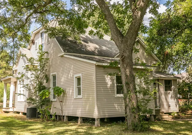 Photo 3 of Sale Pending at 1004 Norris St, Brenham, TX 77833 | MLS# 15151035 | Listing updated on 2026-09-28