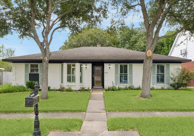 Photo 1 of Single family home for sale at 1809 Winding Crk Dr, Pearland, TX 77581 | MLS# 63093058 | Listing updated on 2026-09-04