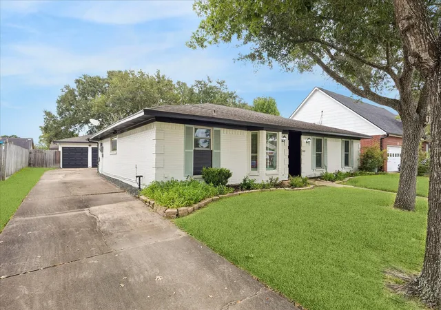Photo 2 of Single family home for sale at 1809 Winding Crk Dr, Pearland, TX 77581 | MLS# 63093058 | Listing updated on 2026-09-04