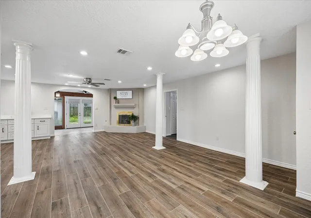 Photo 4 of Single family home for sale at 1809 Winding Crk Dr, Pearland, TX 77581 | MLS# 63093058 | Listing updated on 2026-09-04