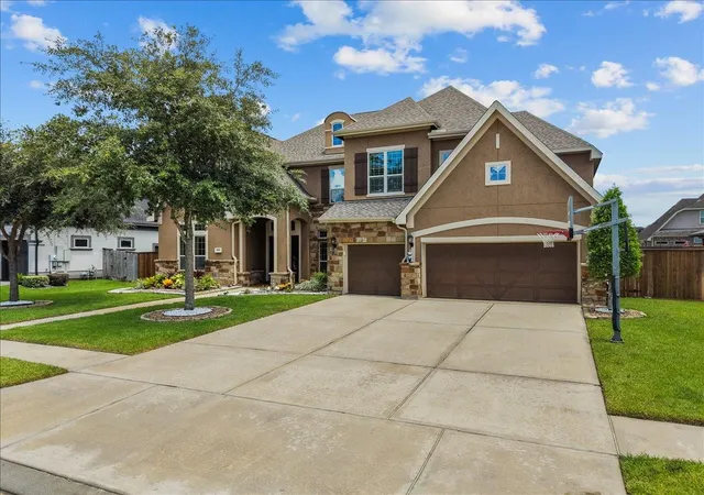 Photo 3 of Single family home for sale at 1817 Eagle Crk Dr, Friendswood, TX 77546 | MLS# 69561213 | Listing updated on 2026-10-06