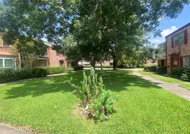 Photo 3 of Townhouse for sale at 7913 Grv Ridge Dr, Houston, TX 77061 | MLS# 98648491 | Listing updated on 2026-09-18