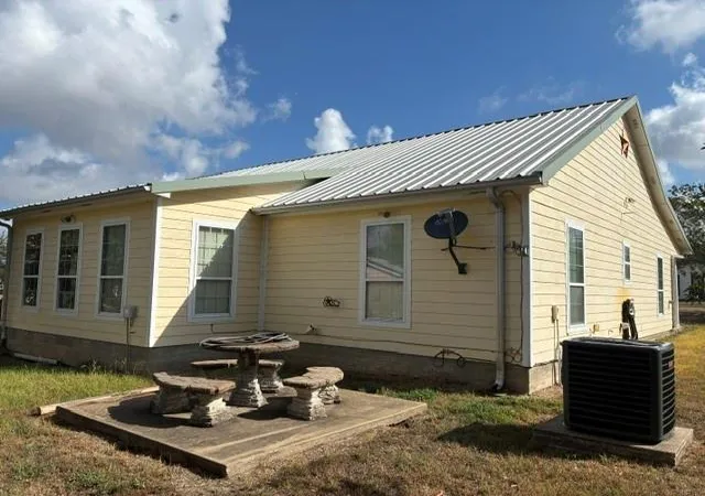 Photo 3 of Single family home for sale at 301 Beech St, Calvert, TX 77837 | MLS# 9552027 | Listing updated on 2026-09-05
