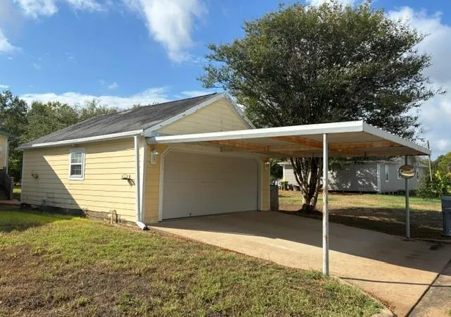 Photo 3 of Single family home for sale at 301 Beech St, Calvert, TX 77837 | MLS# 9552027 | Listing updated on 2026-09-05
