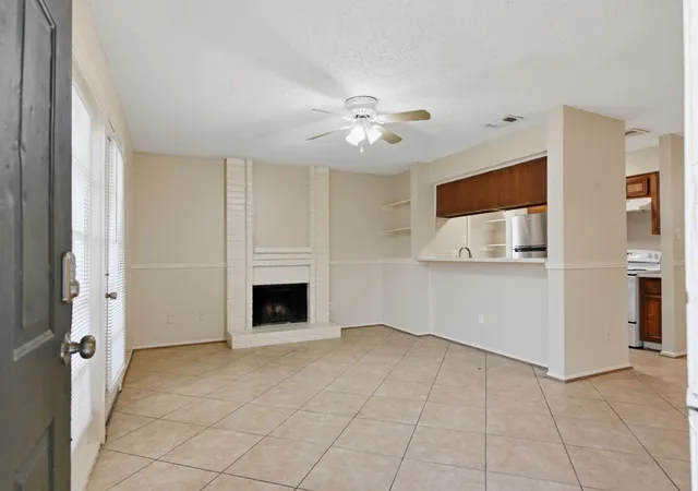 Listing Photo 5 - Condo for sale in building located at 1312 Brenda Ln, Humble, TX 77338