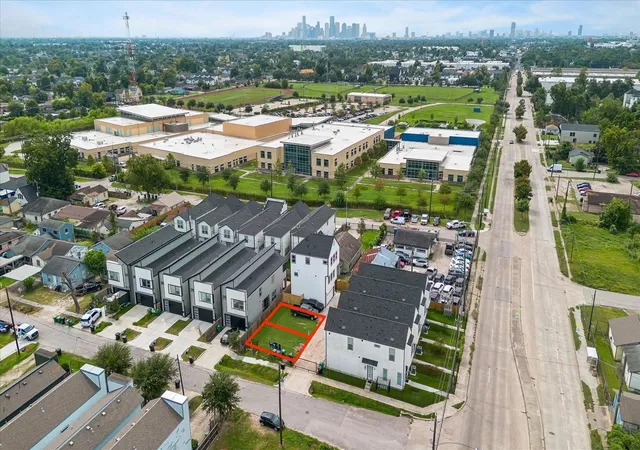 Photo 1 of Land for sale at 104 E 44th Street, Houston, TX 77018 | MLS# 30643605 | Listing updated on 2026-09-15