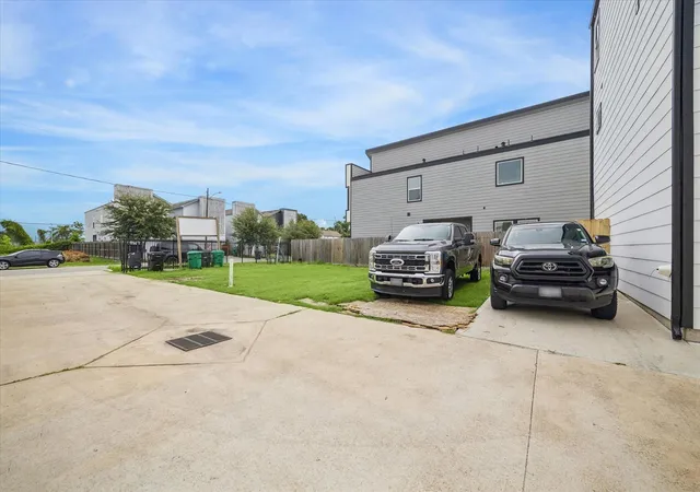 Photo 2 of Land for sale at 104 E 44th Street, Houston, TX 77018 | MLS# 30643605 | Listing updated on 2026-09-15