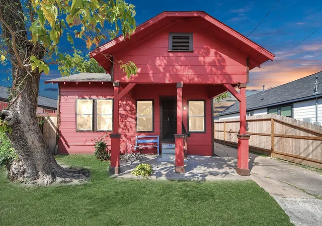 Photo 1 of Single family home for sale at 919 E 32nd Street, Houston, TX 77022 | MLS# 62222062 | Listing updated on 2026-09-15