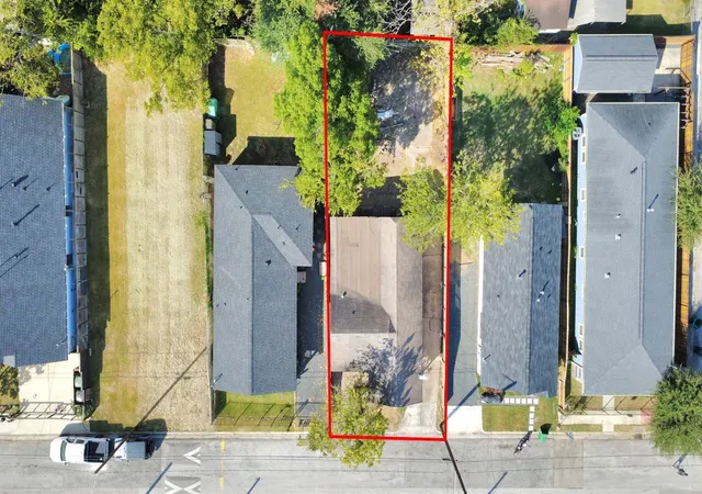 Photo 3 of Single family home for sale at 919 E 32nd Street, Houston, TX 77022 | MLS# 62222062 | Listing updated on 2026-09-15