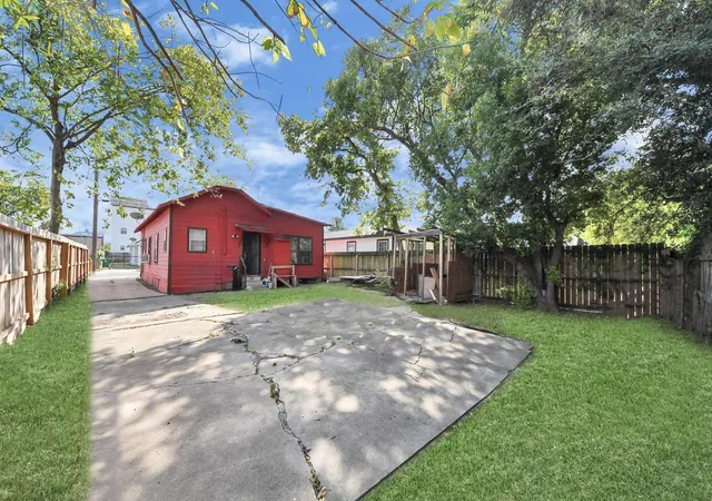 Photo 3 of Single family home for sale at 919 E 32nd Street, Houston, TX 77022 | MLS# 62222062 | Listing updated on 2026-09-15