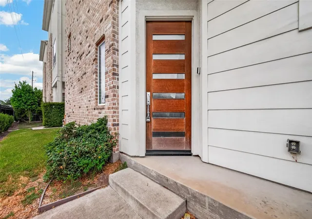 Photo 2 of Townhouse for sale at 2004 Rosedale St #C, Houston, TX 77004 | MLS# 82392099 | Listing updated on 2026-09-10