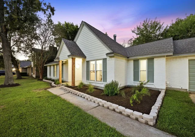 Photo 3 of Sale Pending at 1512 Windsor Dr, Friendswood, TX 77546 | MLS# 17216087 | Listing updated on 2026-10-05