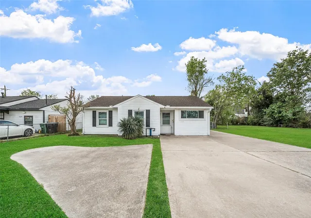 Single family home for sale at 7303 Long Point Rd, Houston, TX 77055 | MLS# 18628993