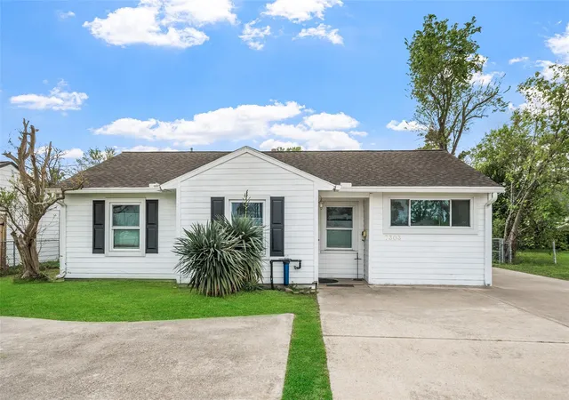 Photo 1 of Single family home for sale at 7303 Long Point Rd, Houston, TX 77055 | MLS# 18628993 | Listing updated on 2026-09-23