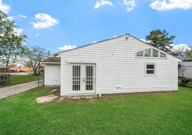 Photo 2 of Single family home for sale at 7303 Long Point Rd, Houston, TX 77055 | MLS# 18628993 | Listing updated on 2026-09-23