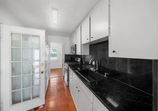 Photo 3 of Single family home for sale at 7303 Long Point Rd, Houston, TX 77055 | MLS# 18628993 | Listing updated on 2026-09-23