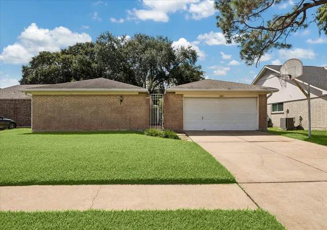 Photo 1 of Sale Pending at 15714 Echo Hl Dr, Houston, TX 77059 | MLS# 52049095 | Listing updated on 2026-10-07