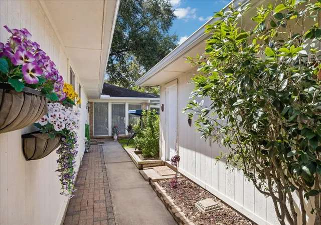Photo 2 of Sale Pending at 15714 Echo Hl Dr, Houston, TX 77059 | MLS# 52049095 | Listing updated on 2026-10-07