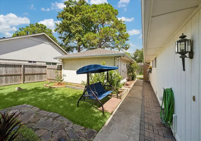 Photo 3 of Sale Pending at 15714 Echo Hl Dr, Houston, TX 77059 | MLS# 52049095 | Listing updated on 2026-10-07