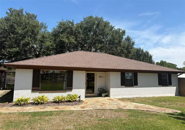 Photo 1 of Sale Pending at 1011 Lee Rd, Columbus, TX 78934 | MLS# 56898719 | Listing updated on 2026-09-15