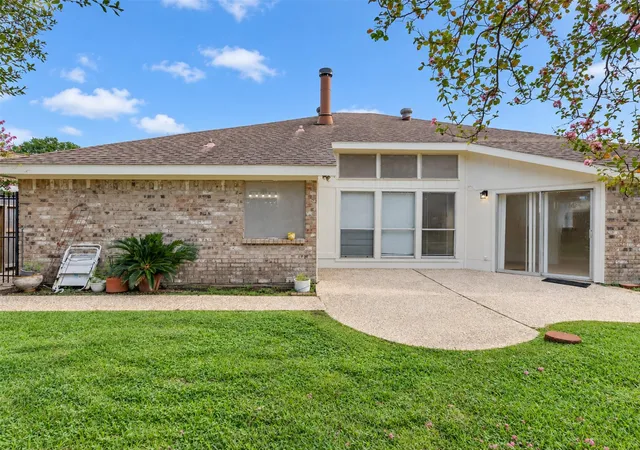 Photo 3 of Sale Pending at 15814 Roxton Ridge Dr, Webster, TX 77598 | MLS# 70614934 | Listing updated on 2026-09-19