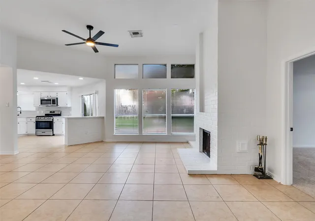 Photo 4 of Sale Pending at 15814 Roxton Ridge Dr, Webster, TX 77598 | MLS# 70614934 | Listing updated on 2026-09-19