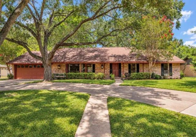 Photo 1 of Sale Pending at 3403 Nottingham St, Pearland, TX 77581 | MLS# 88031355 | Listing updated on 2026-10-08