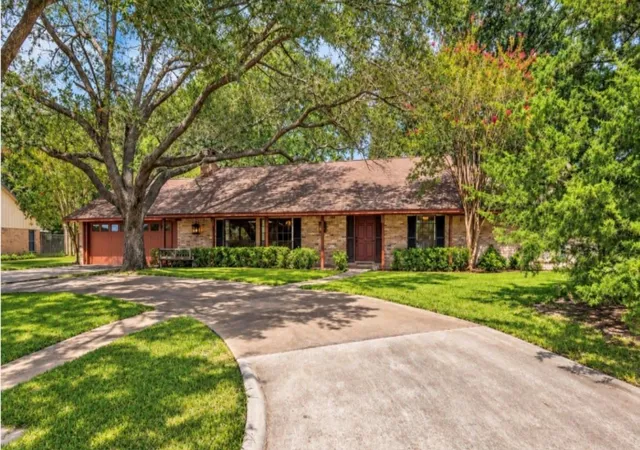 Photo 2 of Sale Pending at 3403 Nottingham St, Pearland, TX 77581 | MLS# 88031355 | Listing updated on 2026-10-08