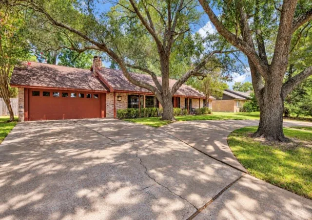 Photo 3 of Sale Pending at 3403 Nottingham St, Pearland, TX 77581 | MLS# 88031355 | Listing updated on 2026-10-08