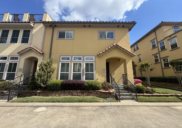 Townhouse for sale at 22 W Oaks Dr, Houston, TX 77058 | MLS# 45855964