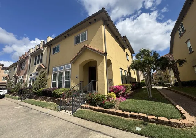Photo 2 of Townhouse for sale at 22 W Oaks Dr, Houston, TX 77058 | MLS# 45855964 | Listing updated on 2026-09-21