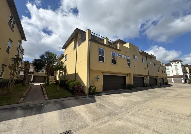 Photo 3 of Townhouse for sale at 22 W Oaks Dr, Houston, TX 77058 | MLS# 45855964 | Listing updated on 2026-09-21