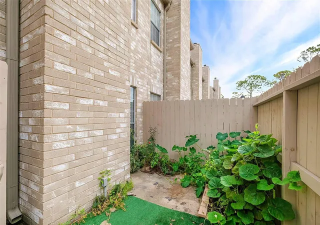 Listing Photo 4 - Condo for sale in building located at 3042 Holly Hall St, Houston, TX 77054 - Unit #3042