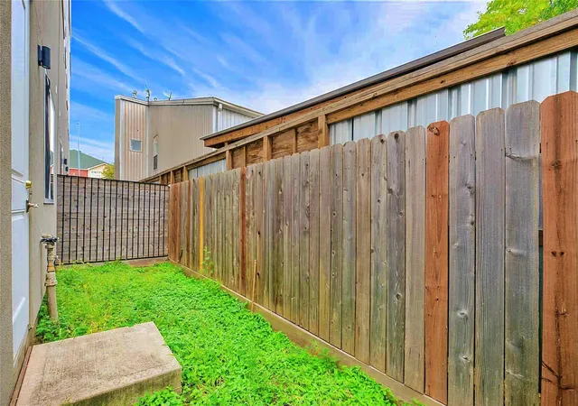 Listing Photo 5 - Condo for sale in building located at 3042 Holly Hall St, Houston, TX 77054 - Unit #3042