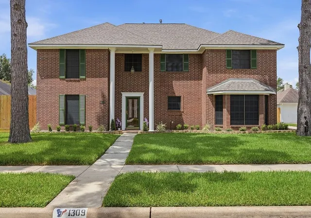 Photo 2 of Single family home for sale at 1309 Rachel Ct, Pearland, TX 77581 | MLS# 6074933 | Listing updated on 2026-10-07