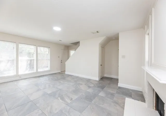 Listing Photo 4 - Condo for sale in building located at 10810 Sugar Hl Dr, Houston, TX 77042