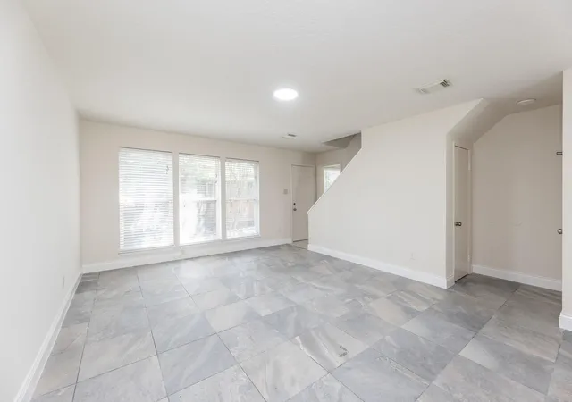 Listing Photo 5 - Condo for sale in building located at 10810 Sugar Hl Dr, Houston, TX 77042