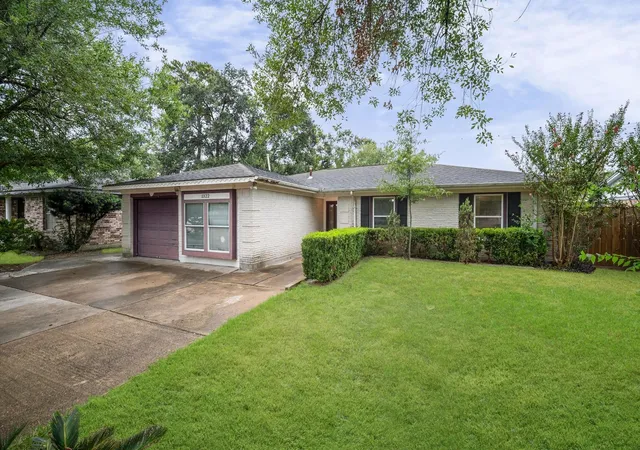 Photo 3 of Single family home for sale at 1322 Saddle Rock Dr, Houston, TX 77088 | MLS# 28950191 | Listing updated on 2026-09-16