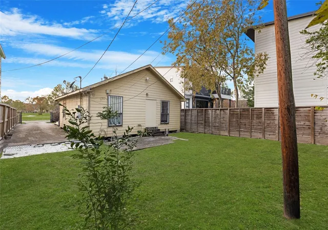Photo 3 of Sale Pending at 1106 Northwood St, Houston, TX 77009 | MLS# 85494312 | Listing updated on 2026-09-02