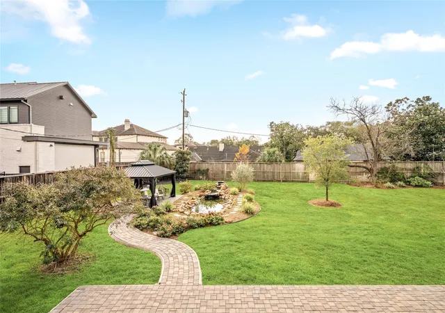 Photo 3 of Mansion for sale at 5319 Braesheather Dr, Houston, TX 77096 | MLS# 76894969 | Listing updated on 2026-09-20