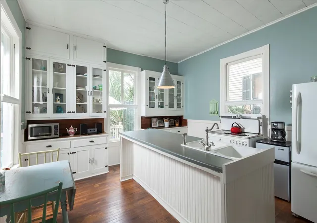 Photo 4 of Single family home for sale at 2419 Ave L, Galveston, TX 77550 | MLS# 10765166 | Listing updated on 2026-08-31