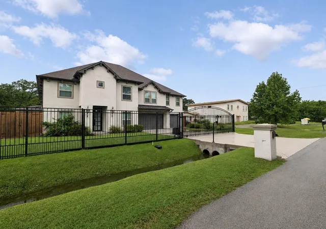 Photo 2 of Sale Pending at 9218 Kerrwood Ln, Houston, TX 77080 | MLS# 9079665 | Listing updated on 2026-09-16